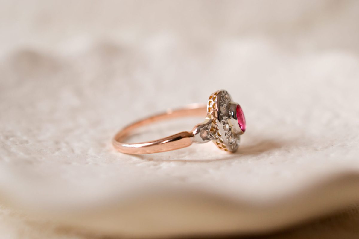 Bague Vintage 2 Ors sertie d'une pierre rouge et de Diamants