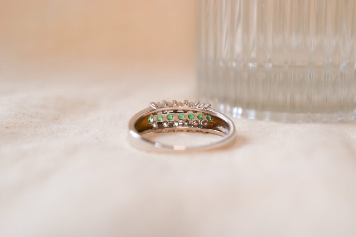 Bague Vintage en Or blanc 9 carats sertie d'Emeraudes et de Diamants