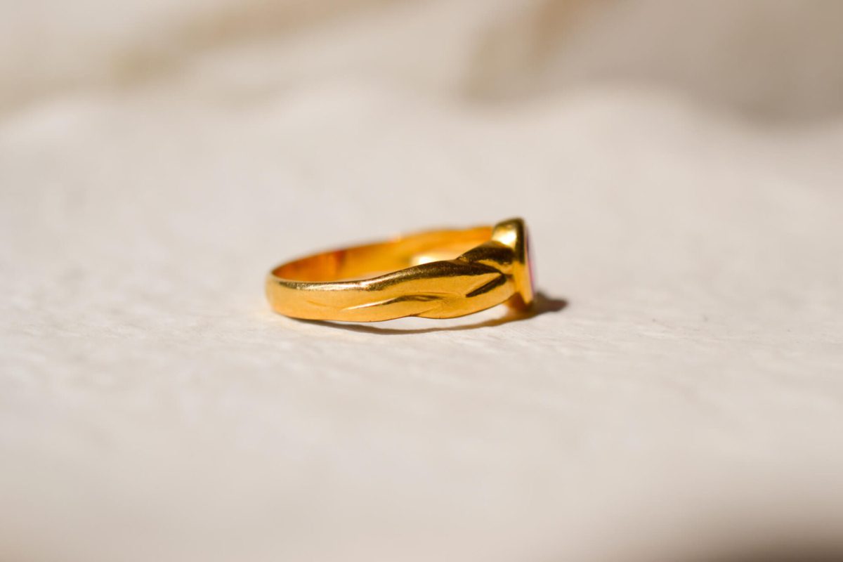 Bague Vintage en Or jaune 18 carats sertie clos d'un Rubis