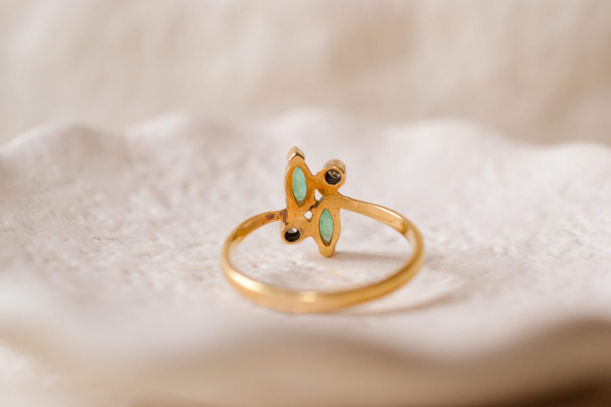 Bague Vintage en Or jaune 18 carats sertie d'Emeraudes et de Diamants
