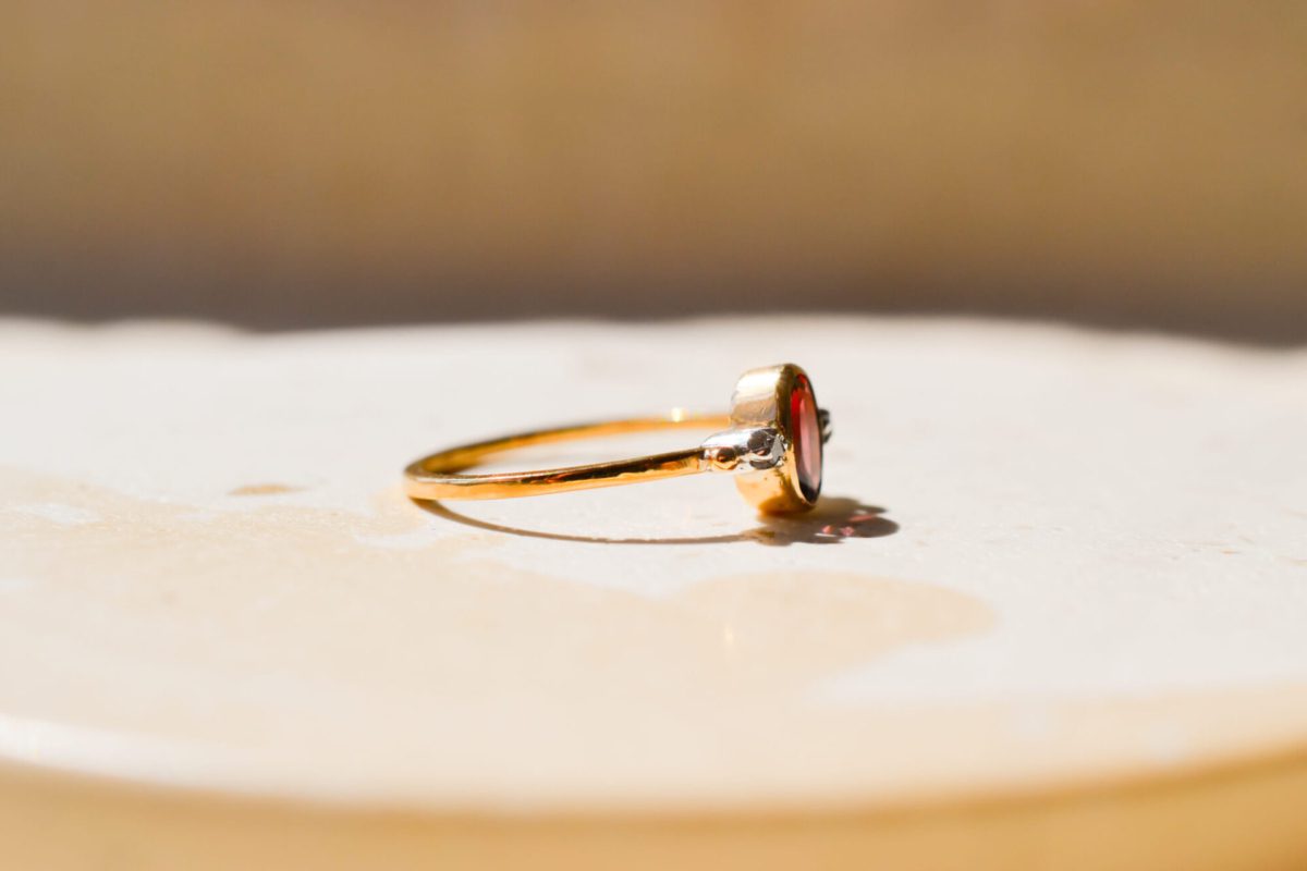 Bague Vintage en Or jaune 18 carats sertie d'un Grenat Almandin et de Diamants