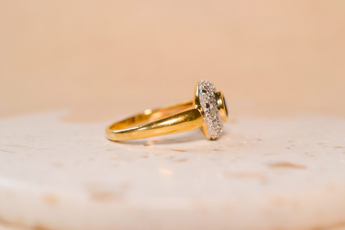 Bague Vintage en Or jaune 18 carats sertie d'un Saphir et de Diamants