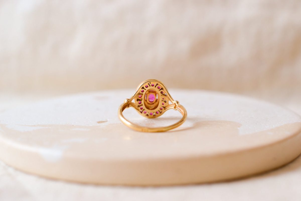 Bague Vintage en Or jaune et Or blanc 18 carats sertie de Rubis de synthèse