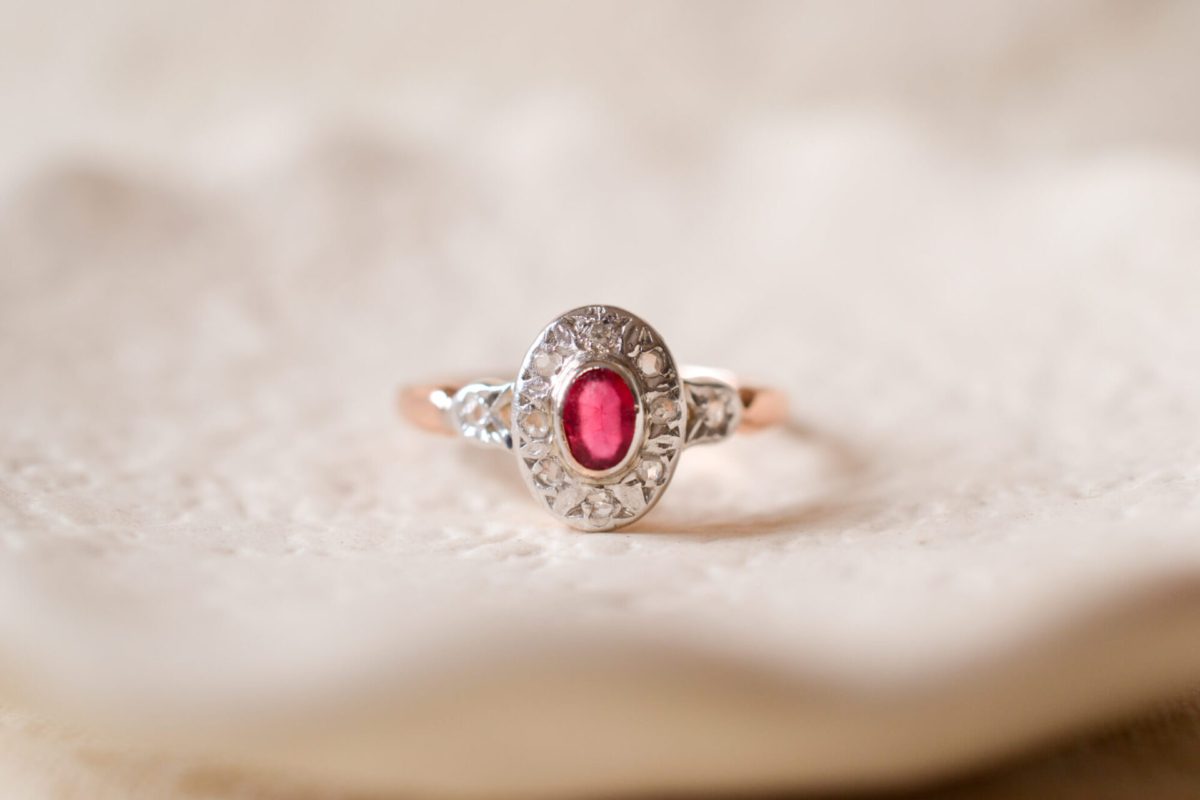 Bague ancienne 2 Ors sertie d'une pierre rouge et de Diamants