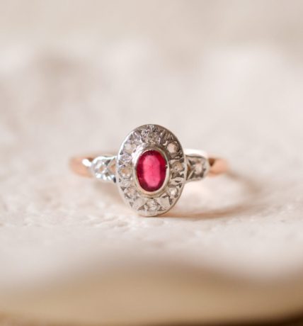 Bague ancienne 2 Ors sertie d'une pierre rouge et de Diamants
