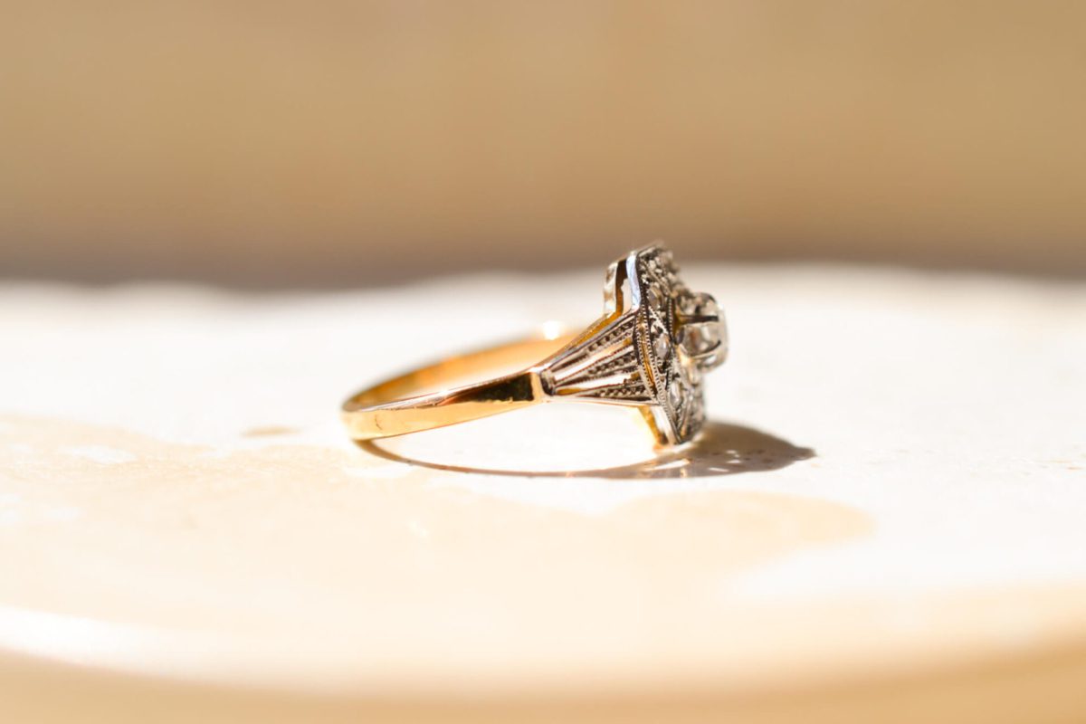 Bague ancienne en Or blanc 18 carats ornée de Diamants