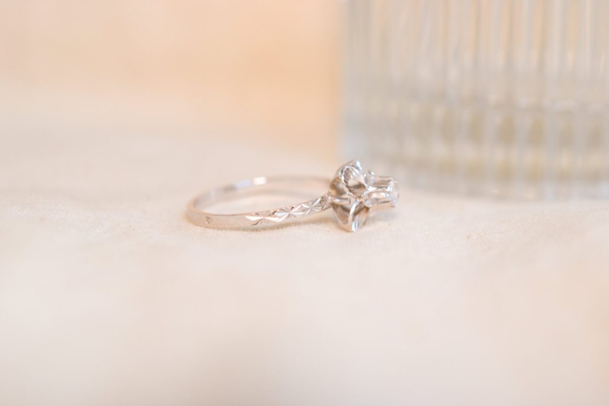 Bague ancienne en Or blanc 18 carats sertie d'un Oxyde