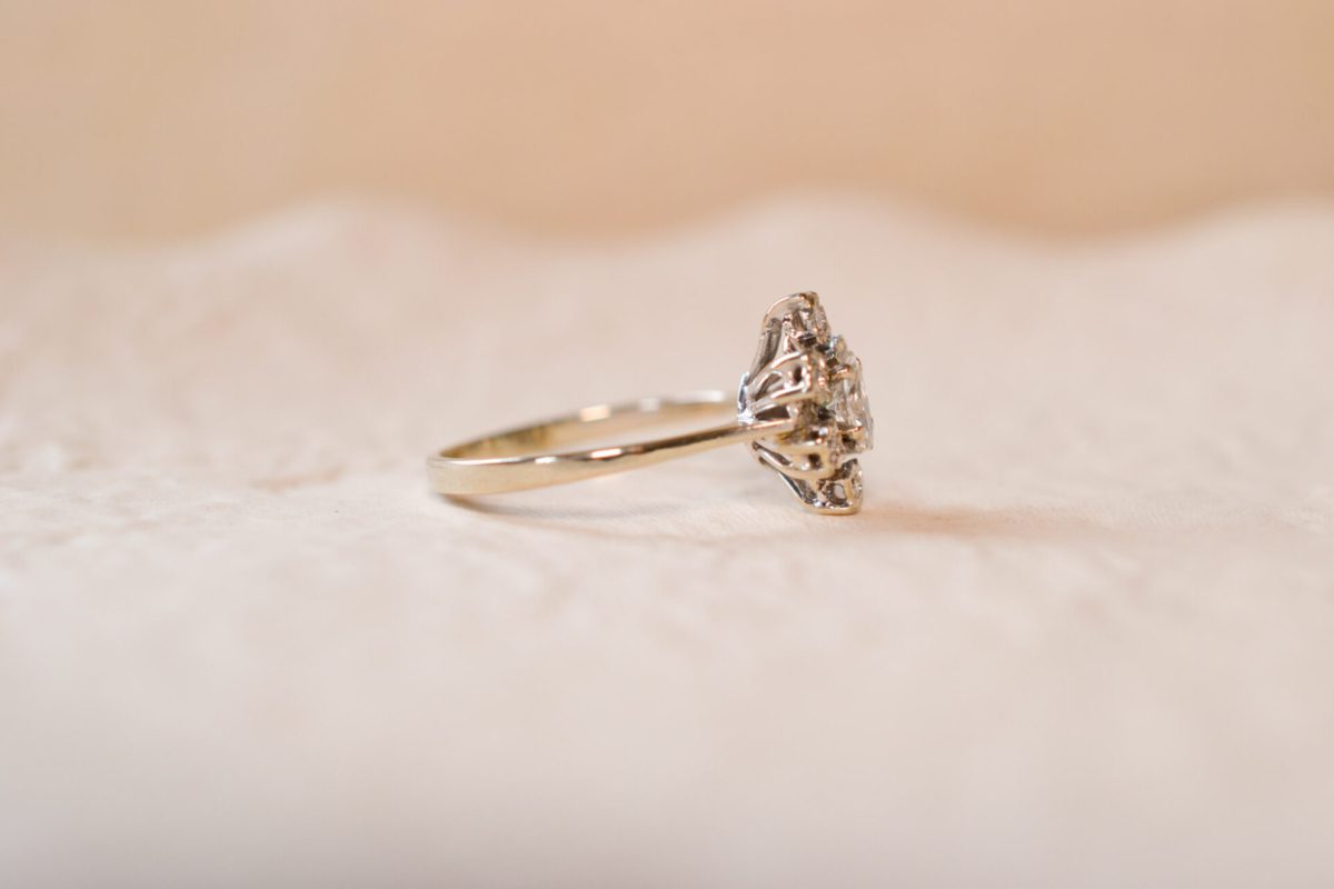 Bague ancienne en Or blanc 18 carats sertie de Diamants