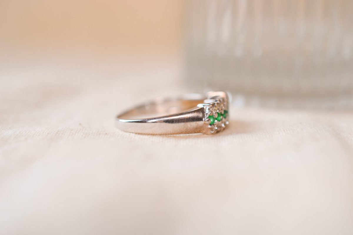 Bague ancienne en Or blanc 9 carats sertie d'Emeraudes et de Diamants