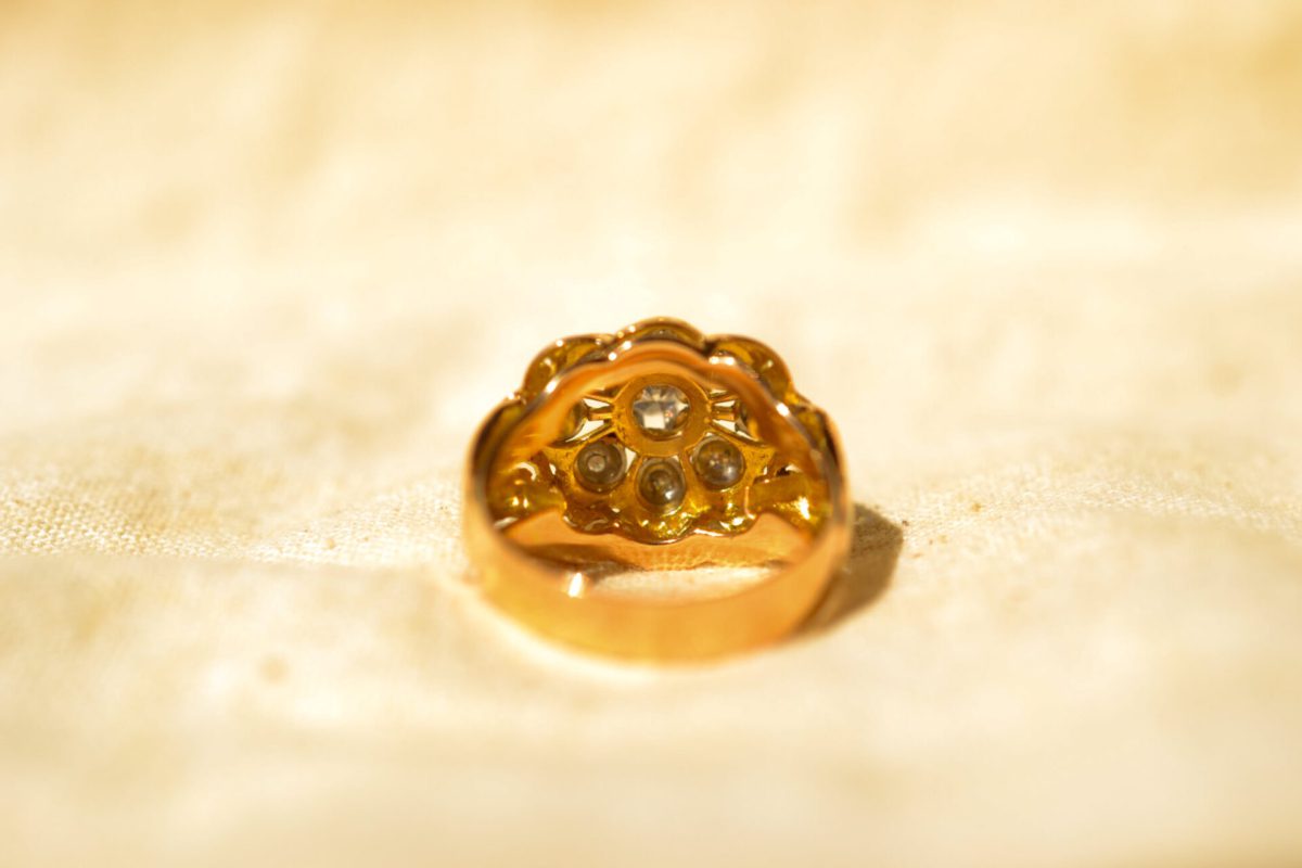 Bague ancienne en Or jaune 16 carats sertie de Diamants