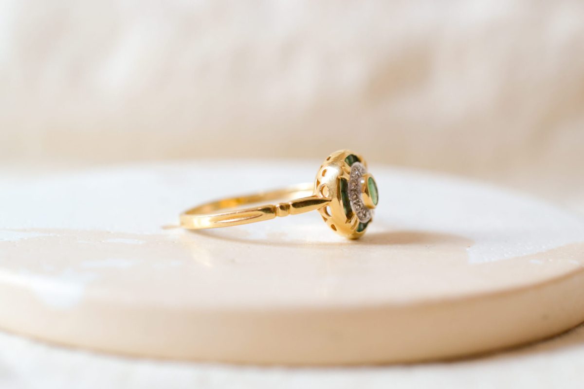 Bague ancienne en Or jaune 18 carats sertie d'Emeraudes et de Diamants