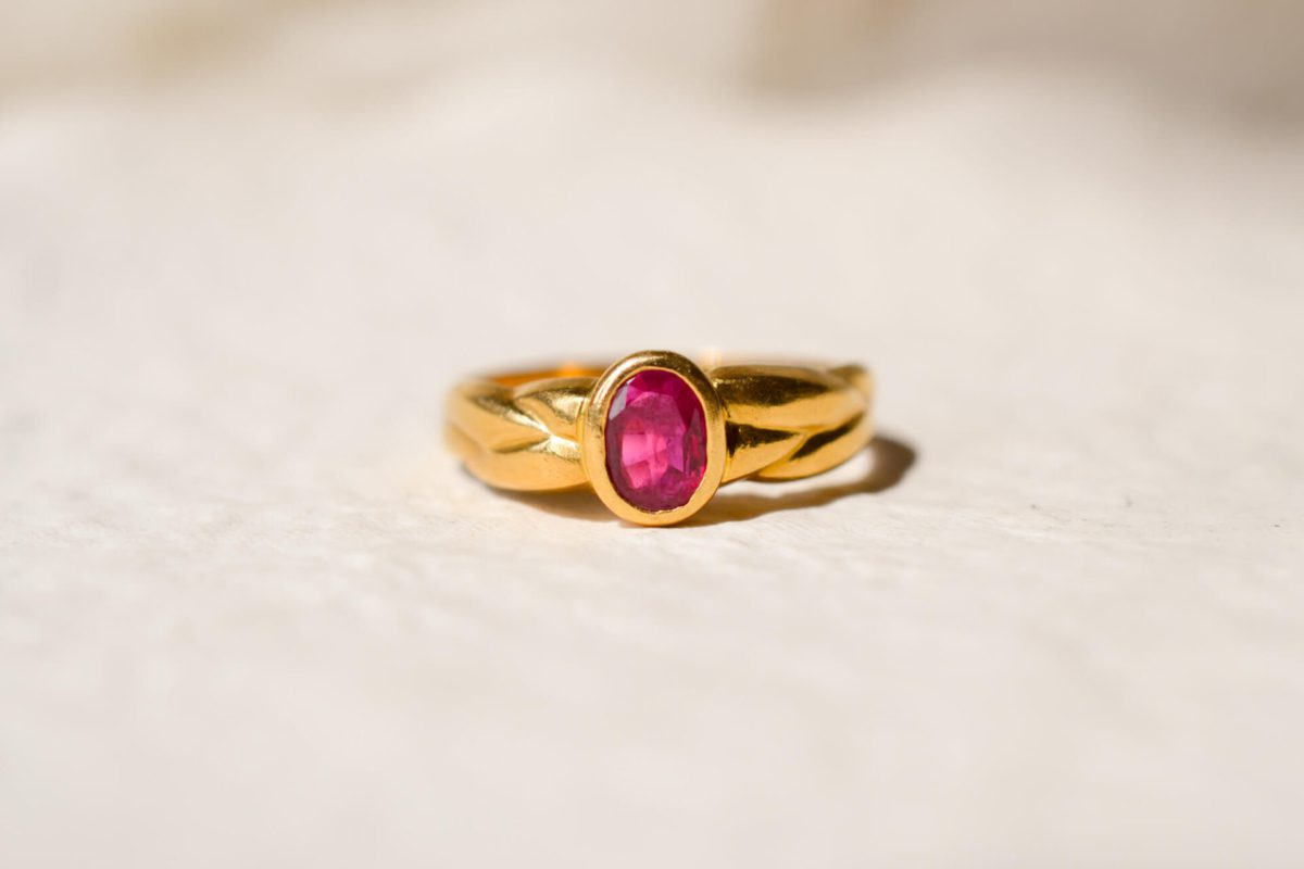 Bague ancienne en Or jaune 18 carats sertie d'un Rubis dans un décor tressé