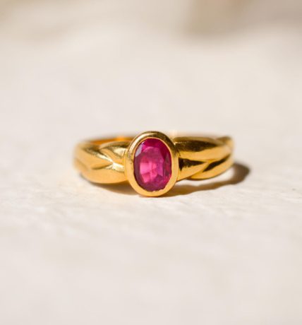 Bague ancienne en Or jaune 18 carats sertie d'un Rubis dans un décor tressé