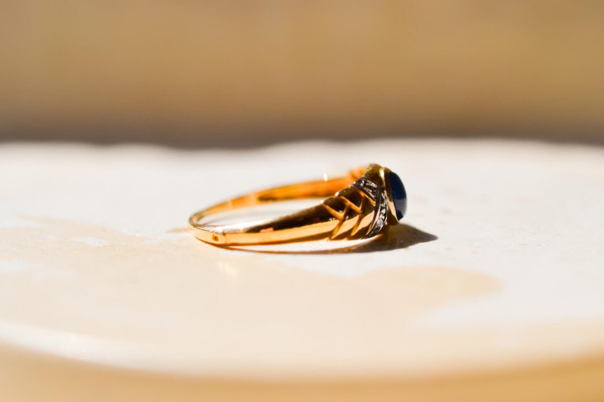 Bague ancienne en Or jaune 18 carats sertie d'un Saphir entouré de Diamants