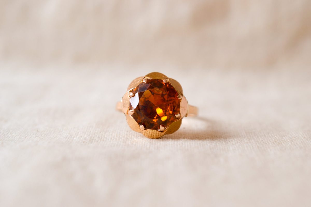 Bague ancienne en Or jaune 18 carats sertie d'un Saphir orange
