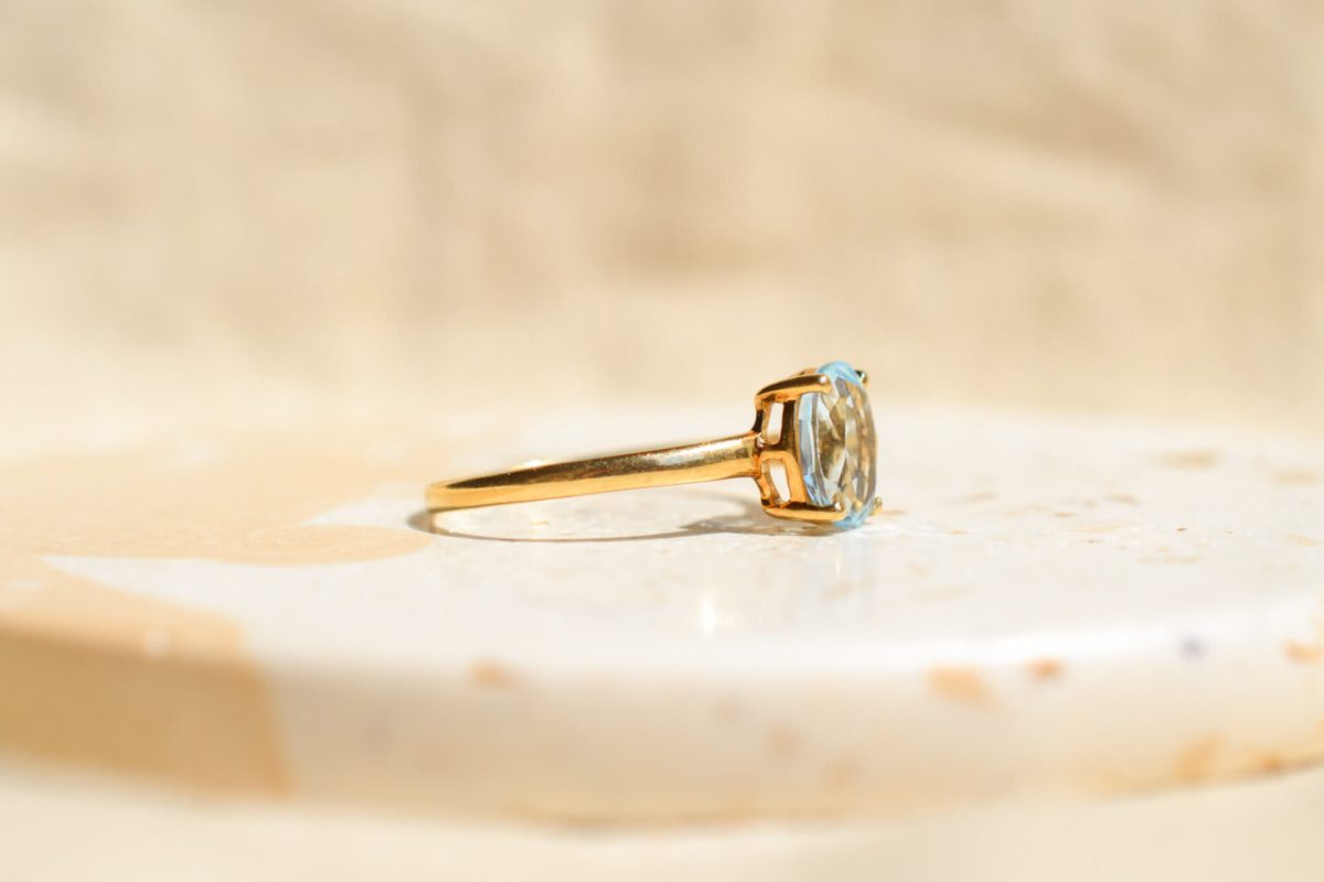 Bague ancienne en Or jaune 18 carats sertie d'une Aigue-Marine