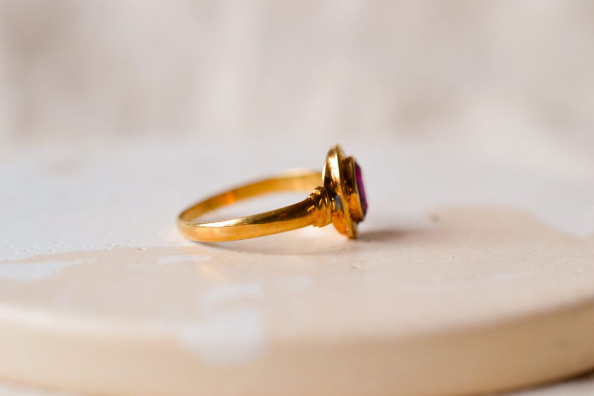 Bague ancienne en Or jaune 18 carats sertie d'une Améthyste