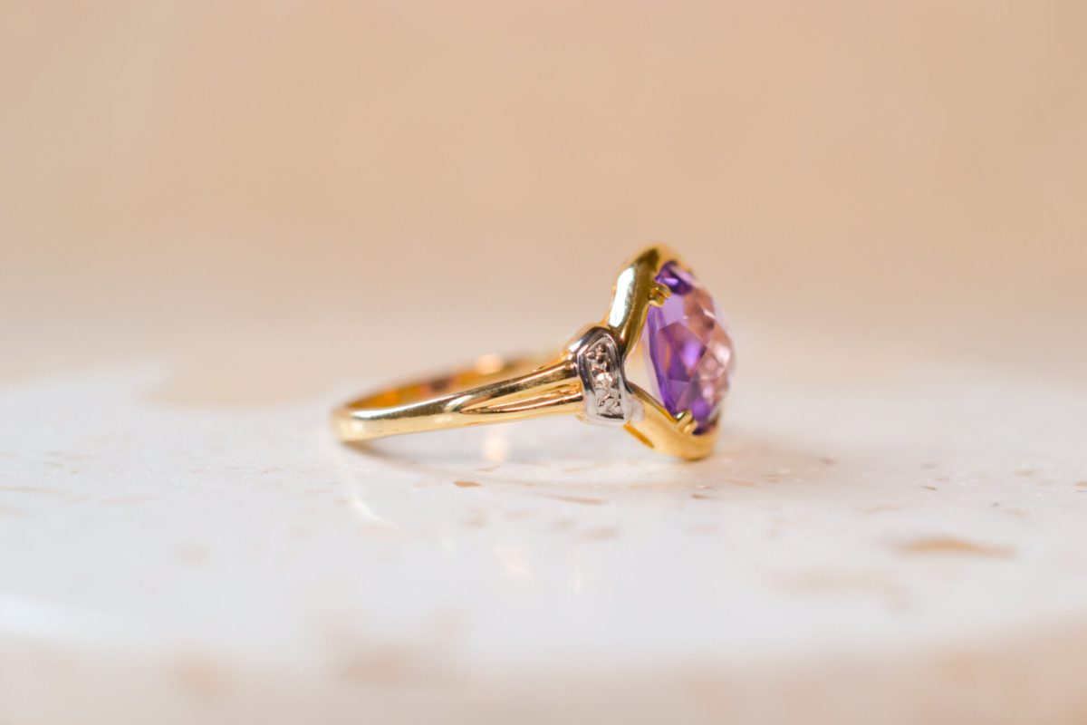 Bague ancienne en Or jaune 18 carats sertie d'une Améthyste et de Diamants