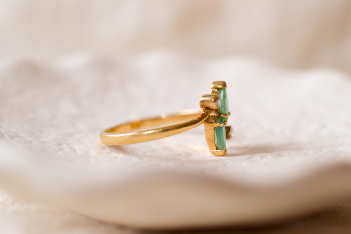 Bague ancienne en Or jaune 18 carats sertie d'une Emeraude et de Diamants
