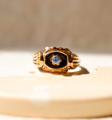 Bague ancienne en Or jaune 18 carats sertie d'une pierre bleue sur une plaque d'Onyx