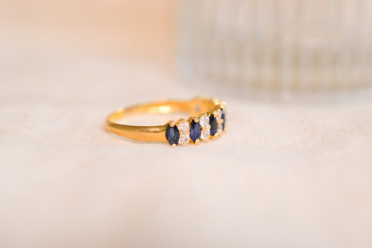 Bague ancienne en Or jaune 18 carats sertie de Saphirs et d'Oxydes