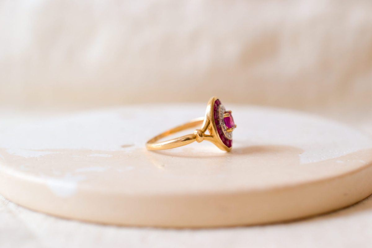 Bague ancienne en Or jaune et Or blanc 18 carats sertie de Rubis de synthèse