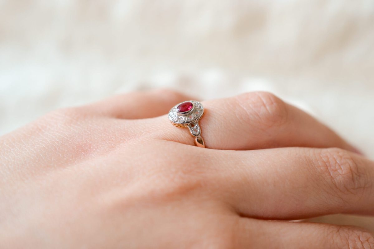 Bague de fiançailles Vintage 2 Ors sertie d'une pierre rouge et de Diamants