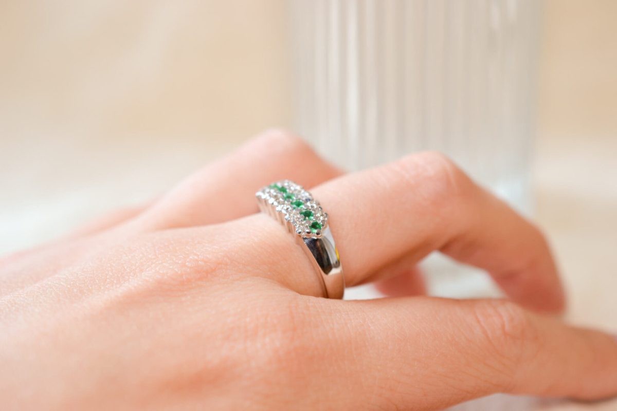 Bague de fiancailles Vintage en Or blanc 9 carats sertie d'Emeraudes et de Diamants