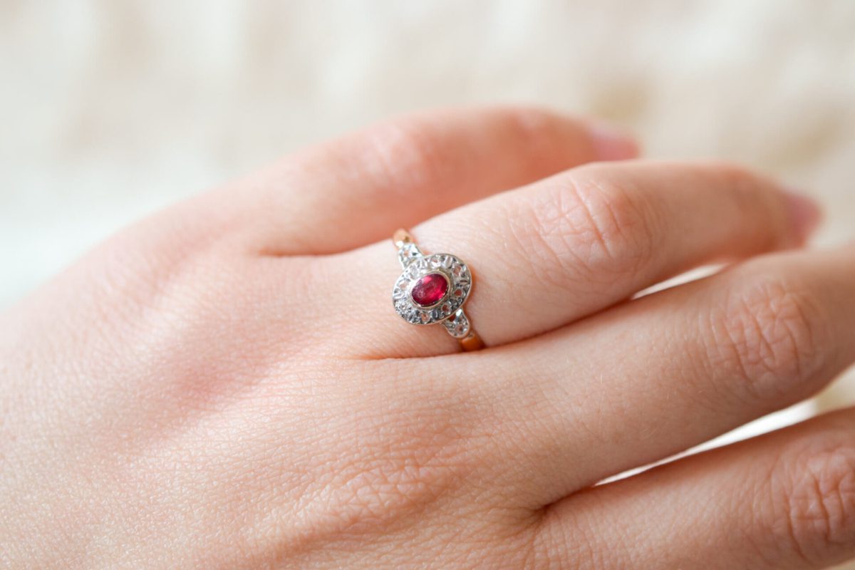 Bague de fiançailles ancienne 2 Ors sertie d'une pierre rouge et de Diamants