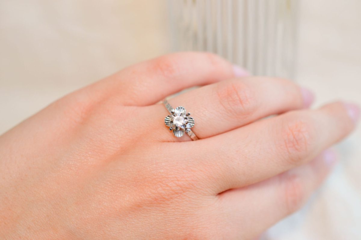 Bague de fiançailles ancienne en Or blanc 18 carats sertie d'un Oxyde