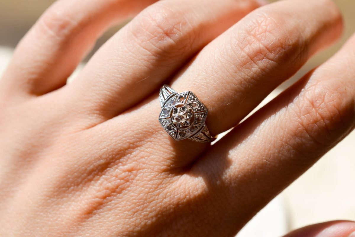 Bague de fiançailles ancienne en Or blanc 18 carats sertie de Diamants