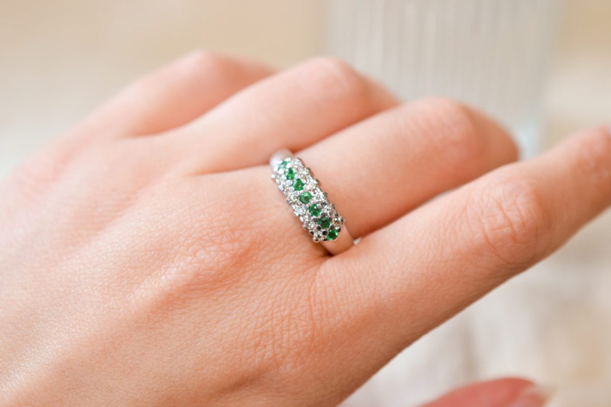 Bague de fiancailles ancienne en Or blanc 9 carats sertie d'Emeraudes et de Diamants