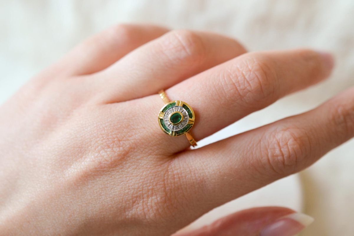 Bague de fiançailles ancienne en Or jaune 18 carats sertie d'Emeraudes et de Diamants