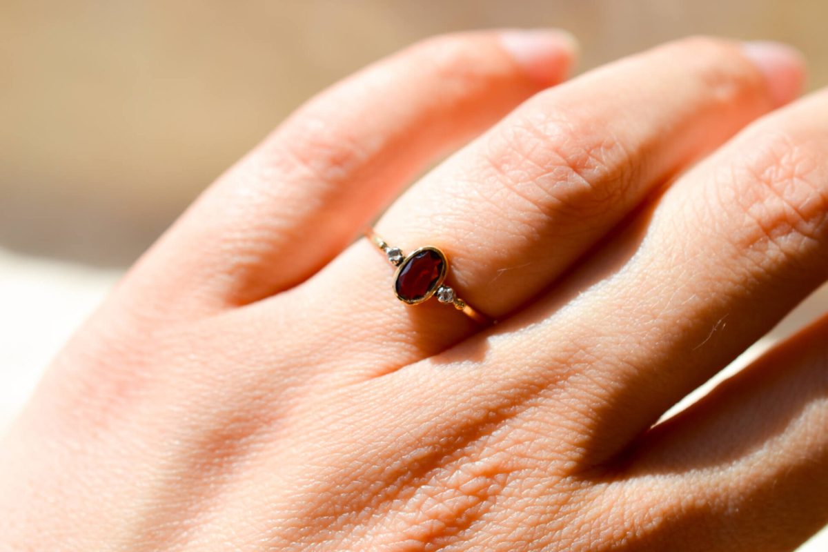 Bague de fiançailles ancienne en Or jaune 18 carats sertie d'un Grenat Almandin épaulé par 2 Diamants