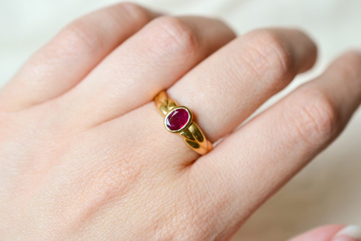 Bague de fiançailles ancienne en Or jaune 18 carats sertie d'un Rubis