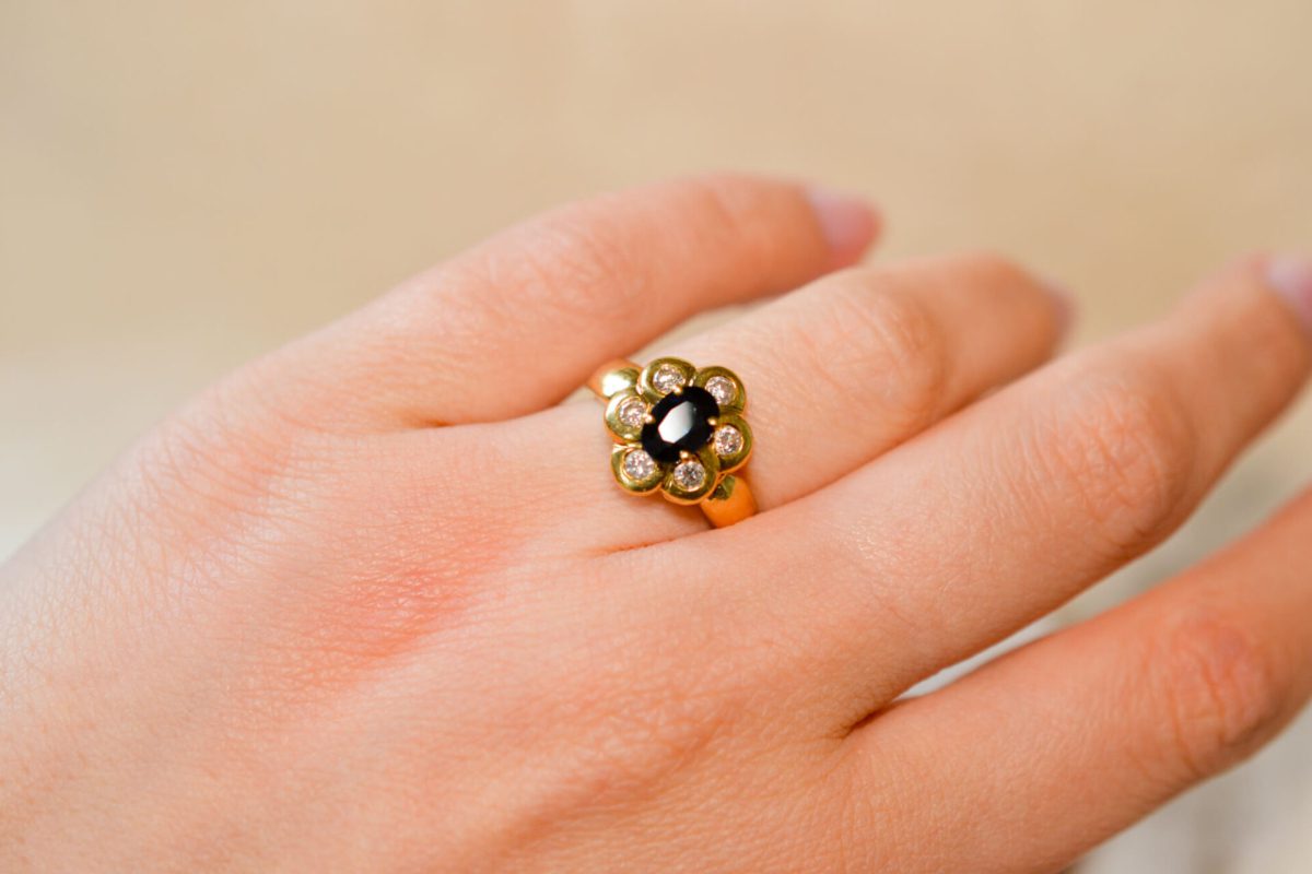 Bague de fiançailles ancienne en Or jaune 18 carats sertie d'un Saphir et de Diamants