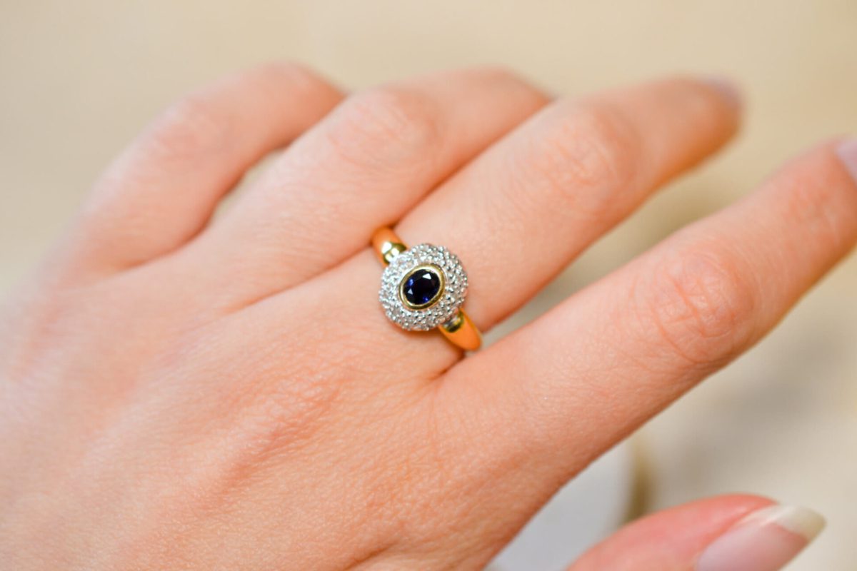 Bague de fiançailles ancienne en Or jaune 18 carats sertie d'un Saphir et de Diamants
