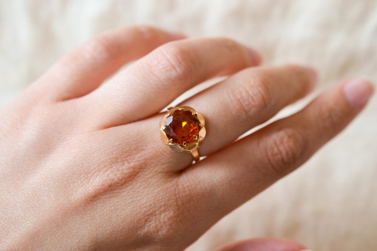 Bague de fiançailles ancienne en Or jaune 18 carats sertie d'un Saphir orange