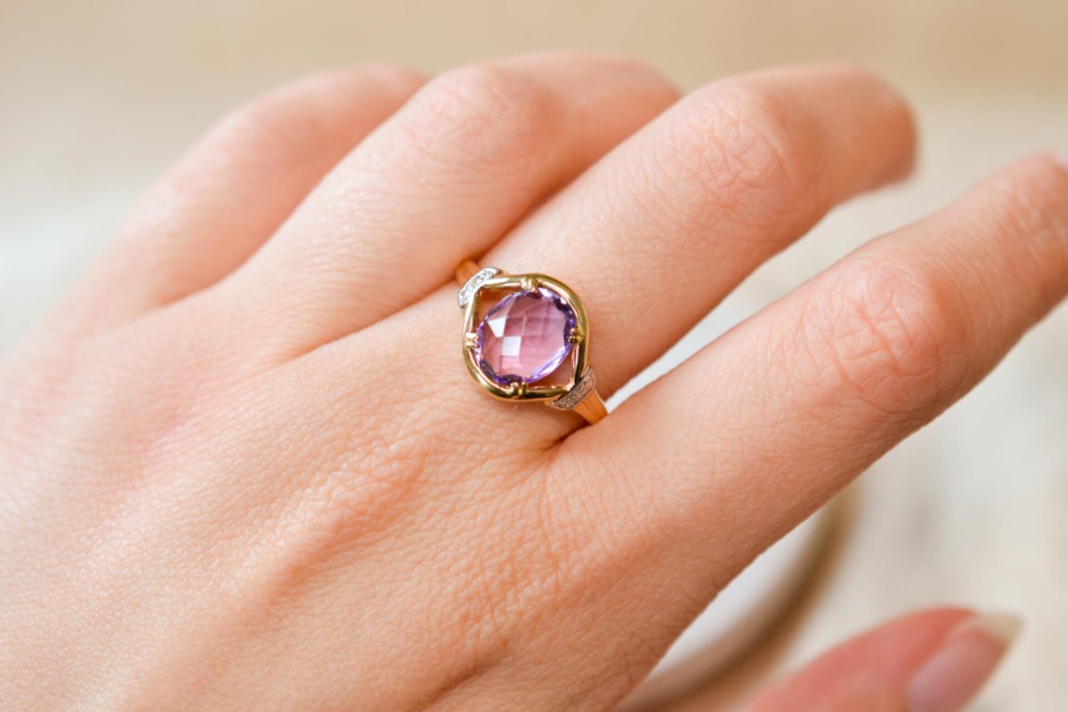 Bague de fiançailles ancienne en Or jaune 18 carats sertie d'une Améthyste et de Diamants