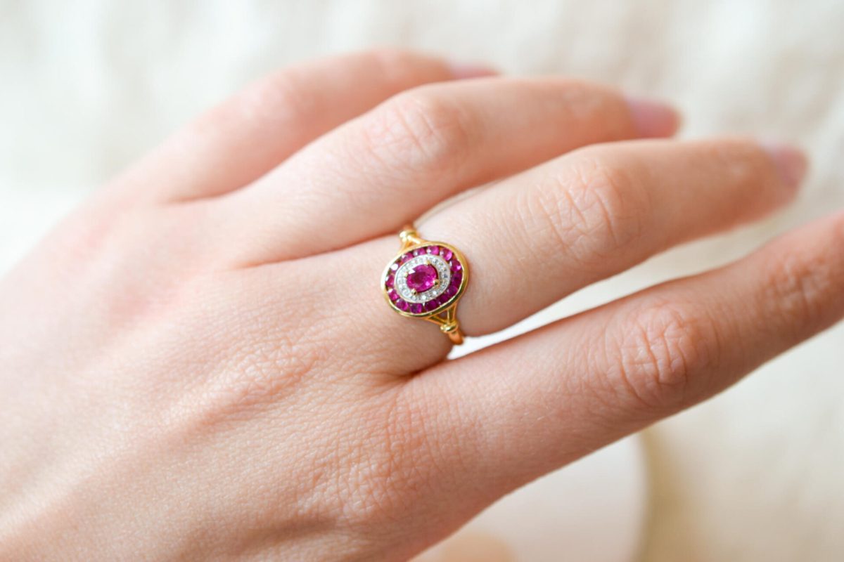 Bague de fiançailles ancienne en Or jaune 18 carats sertie de Rubis
