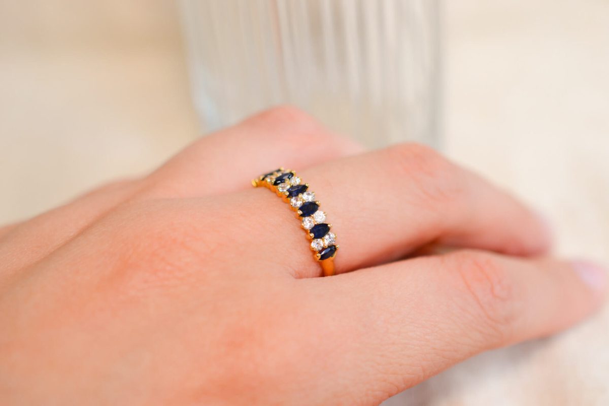 Bague de fiançailles ancienne en Or jaune 18 carats sertie de Saphirs et d'Oxydes