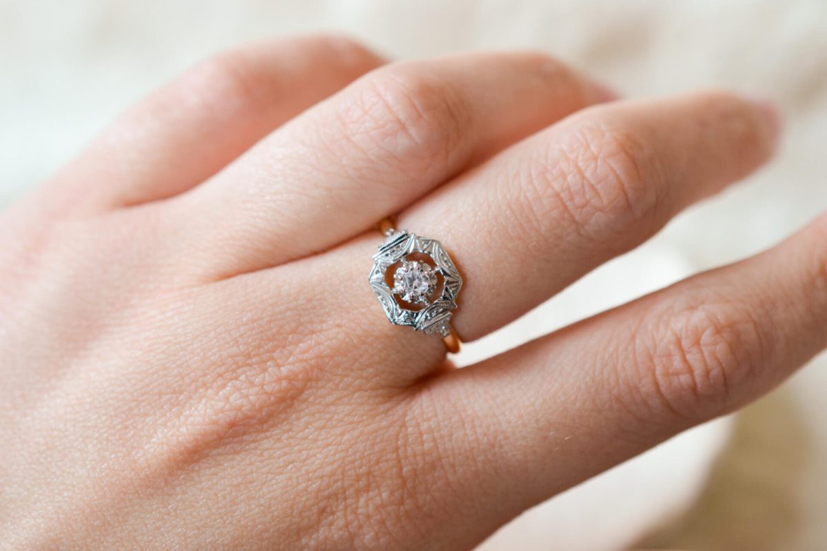 Bague de fiançailles ancienne sertie d'un Oxyde