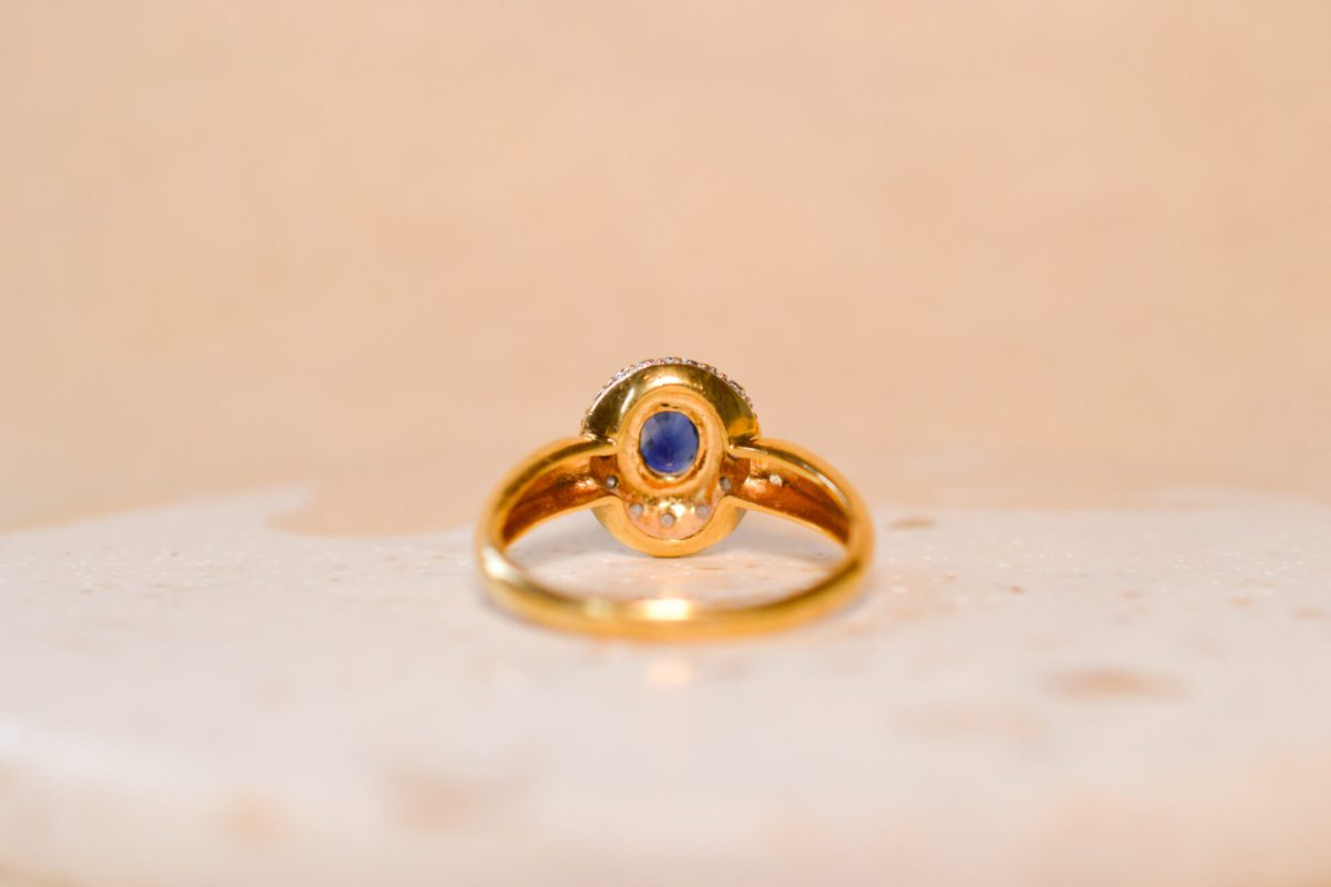 Bague en Or jaune 18 carats ornée d'un Saphir et de Diamants