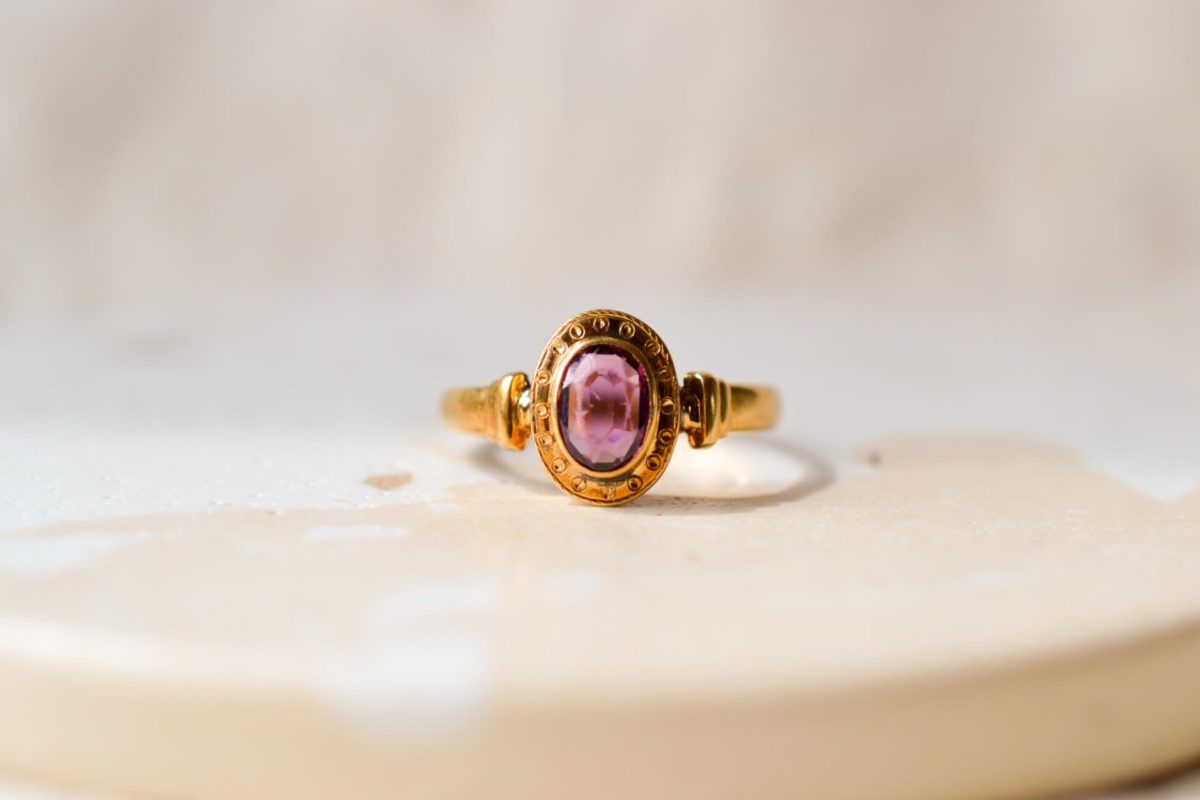 Bague en Or jaune 18 carats sertie clos d'une Améthyste