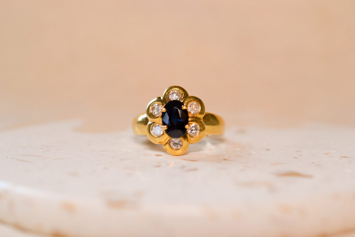Bague fleur en Or jaune 18 carats centrée d'un Saphir entouré de Diamants