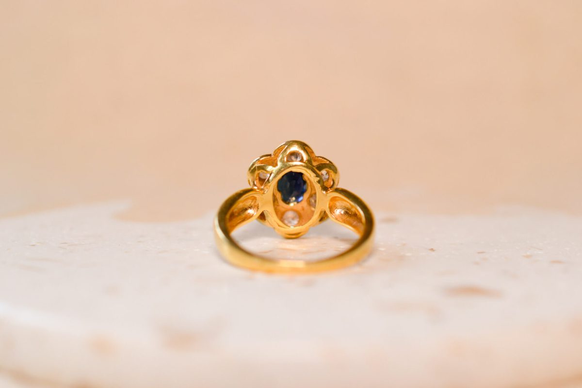 Bague fleur en Or jaune 18 carats ornée d'un Saphir et de Diamants