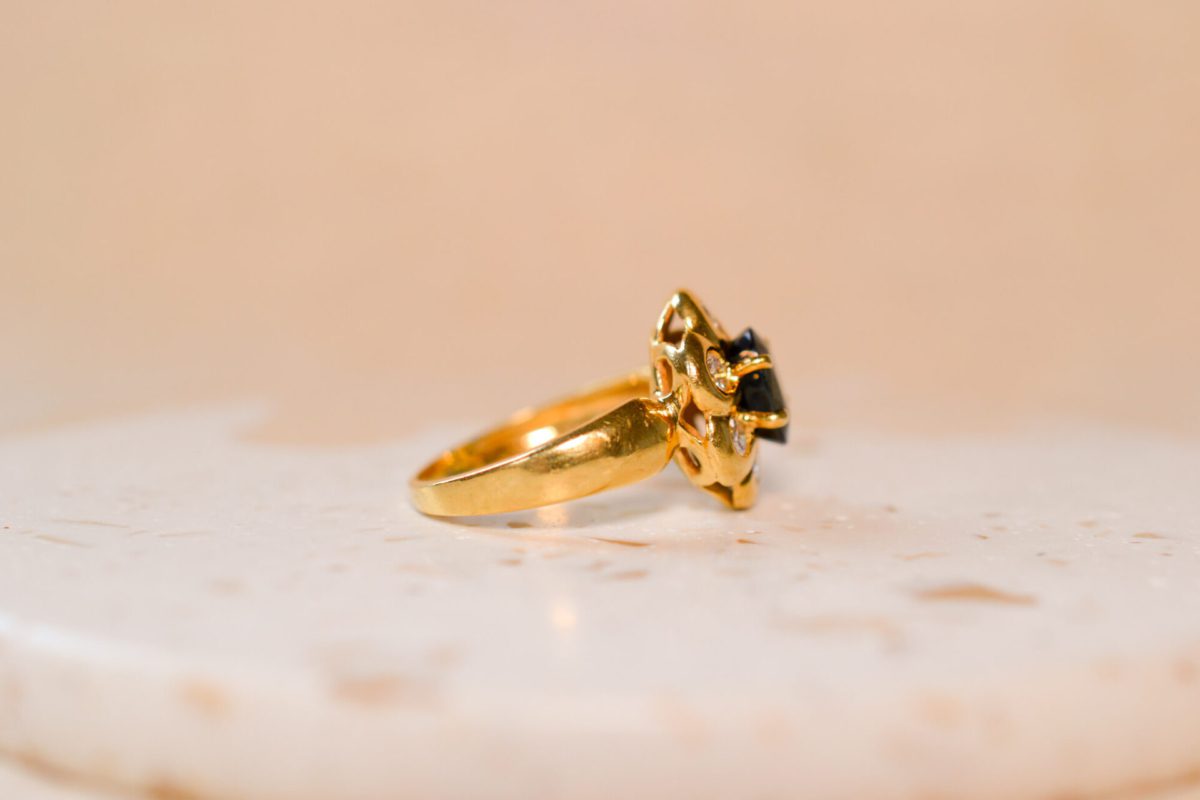 Bague fleur en Or jaune 18 carats sertie d'un Saphir et de Diamants