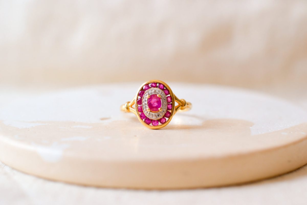 Bague ovale en Or jaune 18 carats sertie de Rubis de synthèse et ornée de billes en Or blanc