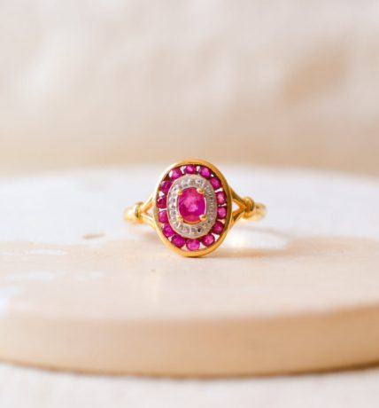 Bague ovale en Or jaune 18 carats sertie de Rubis de synthèse et ornée de billes en Or blanc