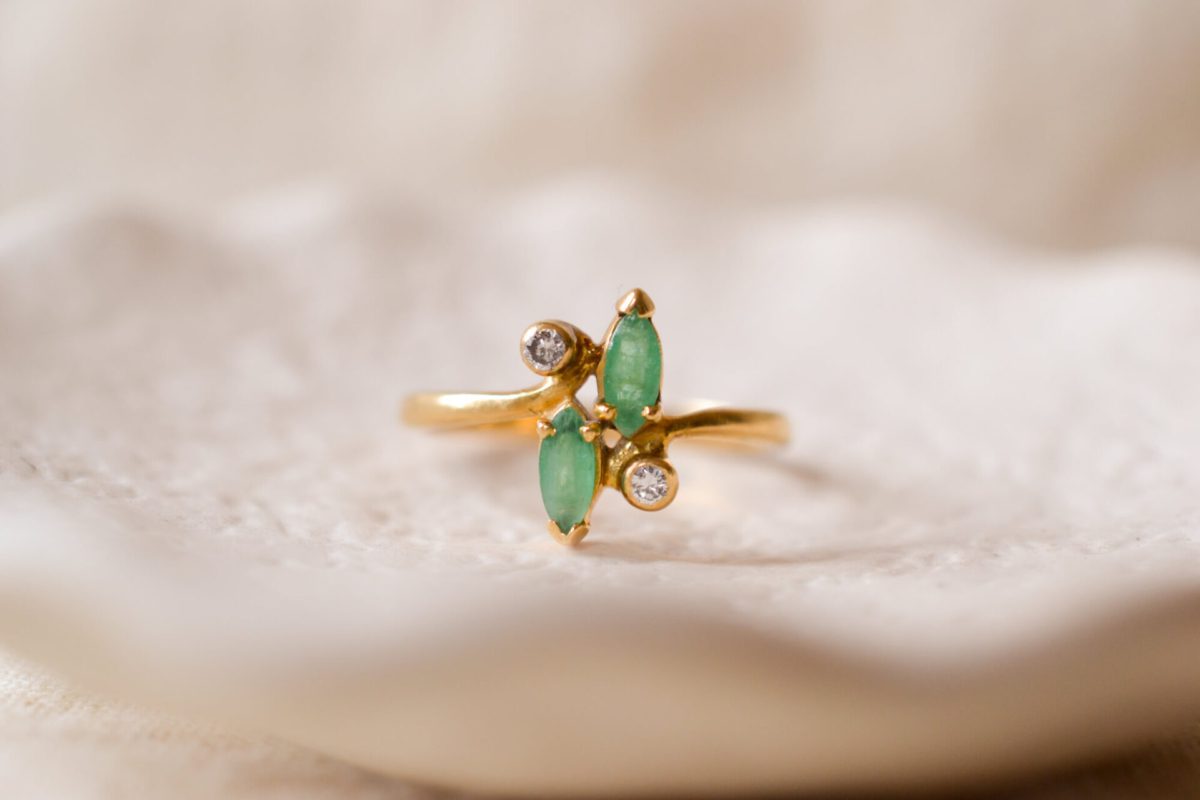 Bague papillon en Or jaune 18 carats sertie d'Emeraudes et de Diamants